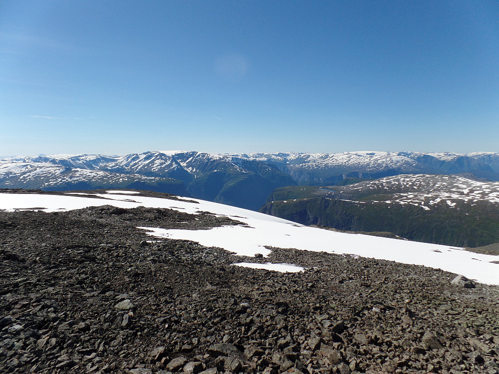 Panorama mot sørvest/vest. Fra venstre bl.a. Lønahorgi, Stiganosi og Fresvikbreen(hø.) Nærøyfjorden kan anes litt til høyre for senter av bildet
