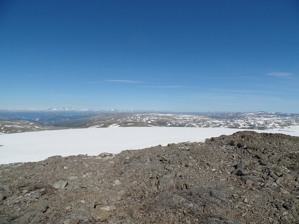 Panorama mot øst/nordøst. Bl.a. Hestbrepiggane og Hurrungane til venstre, "resten av" Jotunheimen sentralt og Suletinden og Høgeloft til høyre