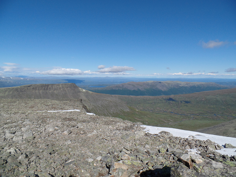 Utsikt mot nordøst og øst. Nærmest Rankonøse til venstre og Gilafjellet til høyre. Topper bl.a. på Valdresflye og Skaget i det fjerne