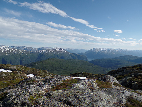 Utsikt fra toppen mot sør. Litt av Hardangerfjorden synlig.