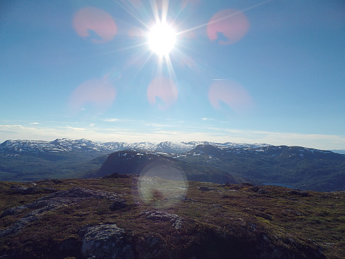 Utsikt fra toppen mot vest/nordvest. Mye snø fortsatt!