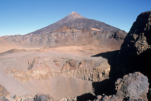 Et nesten skremmende krater med stupbratte sider. Teide troner i bakgrunnen.