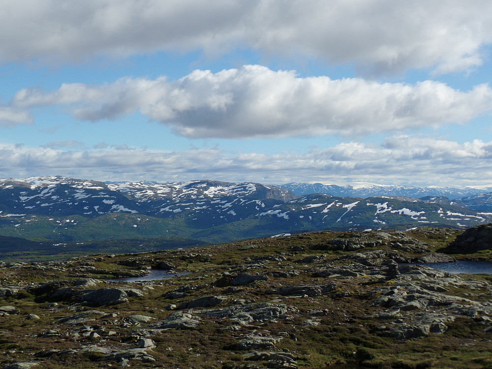 Utsikt mot øst, bl.a. Hjortahorgi og Folgefonna