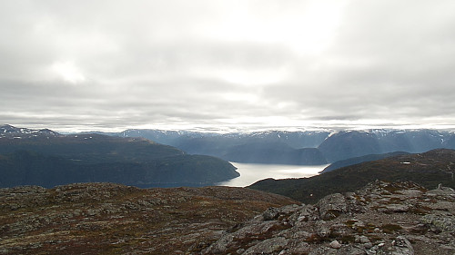 Utsikt mot sør. Aurlandsfjorden går inn mot venstre, Nærøyfjorden mot høyre