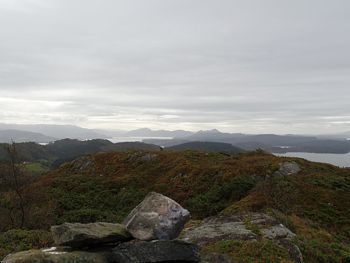 Røysetfjellet - utsikt mot byfjellene; Lyderhorns profil lett gjenkjennelig
