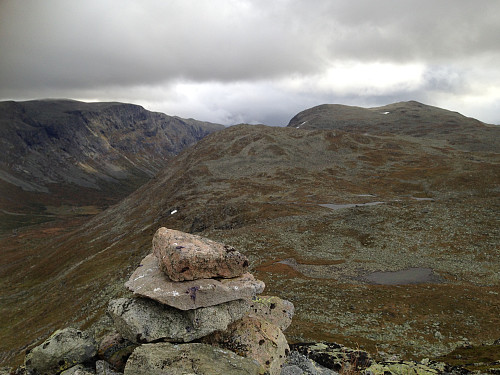 Kyrklanten. Bratt nedgang fra Nedre Nordlandsvatnet "rett bak" varden 