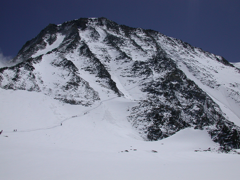 Oversiktsbilde over flanken, med beryktede Grand Couloir midt i bildet. Vi fulgte ryggen rett til venstre for snørennen til høyre.