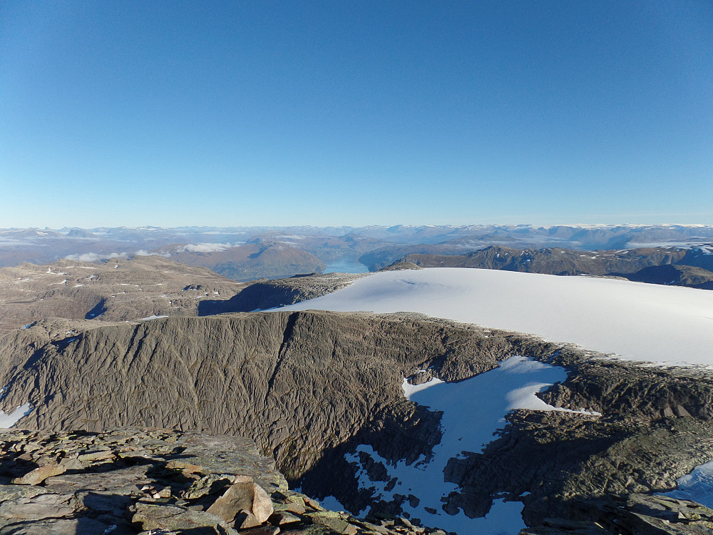 Utsikt mot Gjegnalundsbreen, og Jostedalsbreen i øst