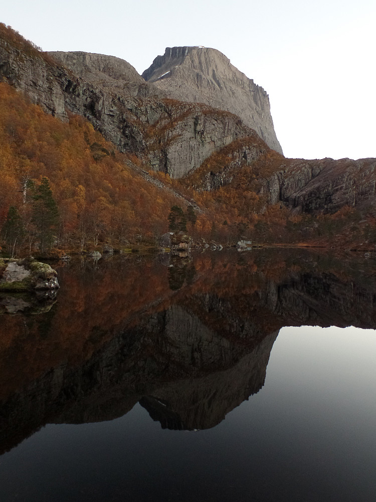 "Speil, speil på vannet der, si hvem som vakrest tind i Nordfjord er..."