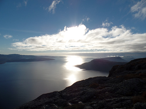 Mot innløpet av Sognefjorden og Sognesjøen