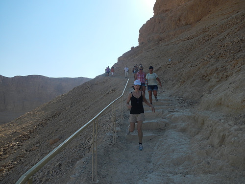 Frisk gjeng i lett jogg ned fra Masada, Bente nr 2