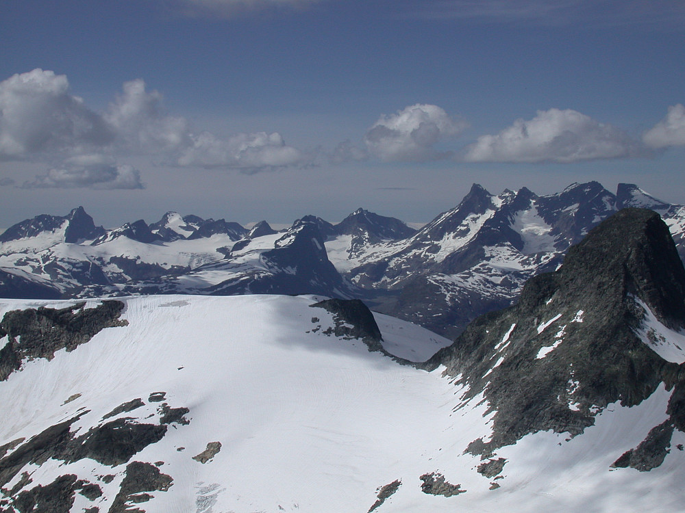 Noe ser eg atter slike fjell....