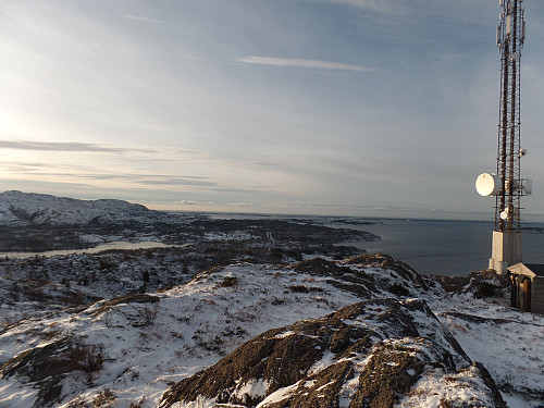 Kvitsteinfjellet. Øygarden med Stureterminalen i det fjerne til høyre, Eldsfjellet til venstre