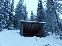 Gapahuk rett nord/nordøst for toppen