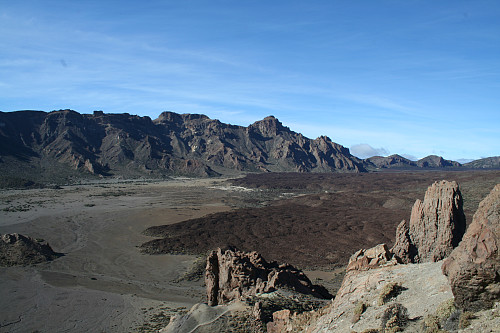 Old crater "floor" with section of crater ridge behind. El Sombrero center.