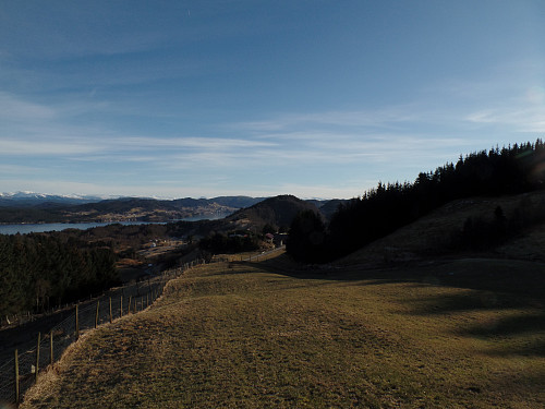 "Highway" i form av frosset jorde opp og ned sørøst for Berfjordfjellet. Gullfjellet mm i det fjerne