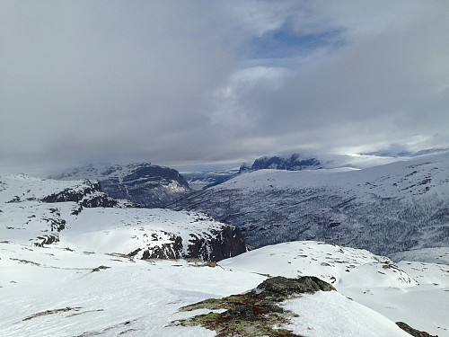 Utsikt øvre Valdresdalføret. Skyrifjellet venstre, Bergsfjellet høyre