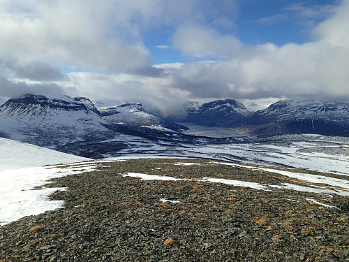 Geiteknappen, helt avblåst... Bak fra venstre mot høyre; Grindafjell, Bergsfjellet(Øst), Skutshødn og Vennisfjellet