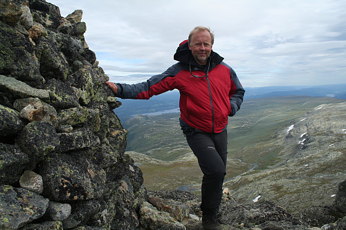 Mugnetinden. Slettefjellsvegen kan skimtes i bakgrunnen