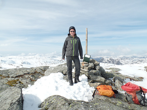 Blåfjellet(Og; nok et kapittel i undertegnedes etter hvert rikholdige samling med tittel "snodig hodepåkledning"; her skihjelm..)