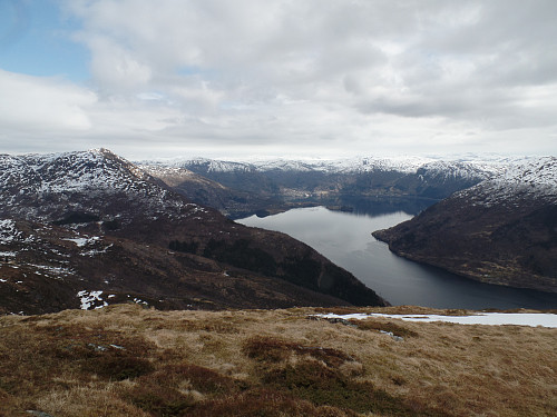 Utsikt mot Sørfjorden og Vaksdal. Bruviknipa til venstre