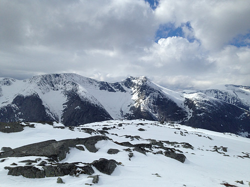 Ulvanosa og Geitadalstinden i vest. Helt til høyre Englafjell.