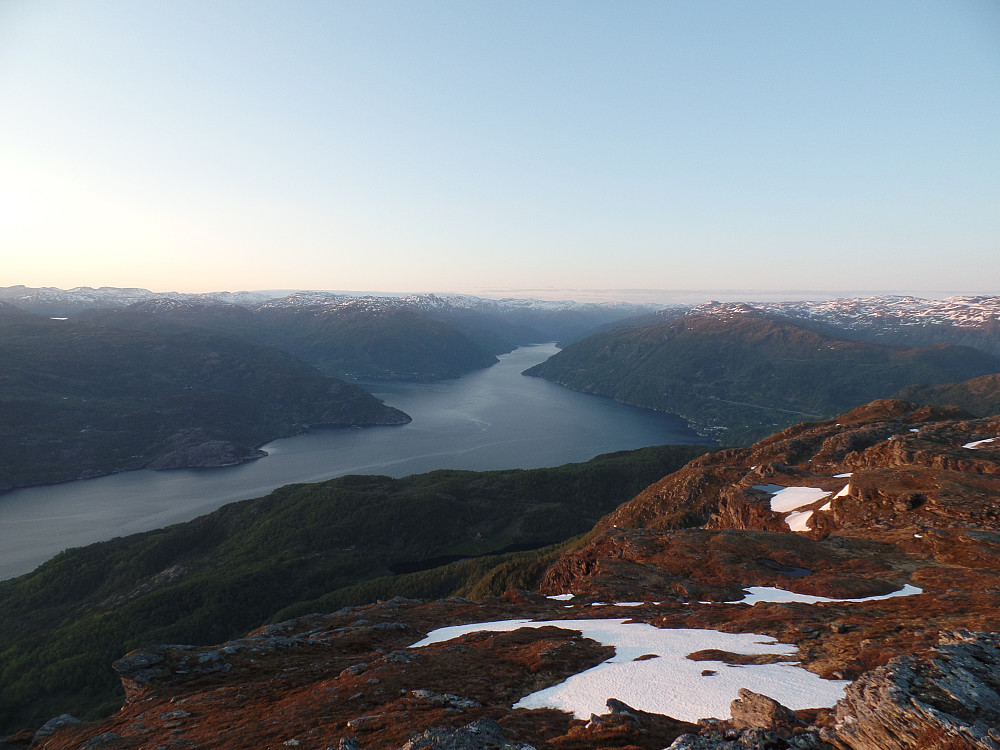 Utsikt innover Åkrafjorden. Folgefonna til venstre