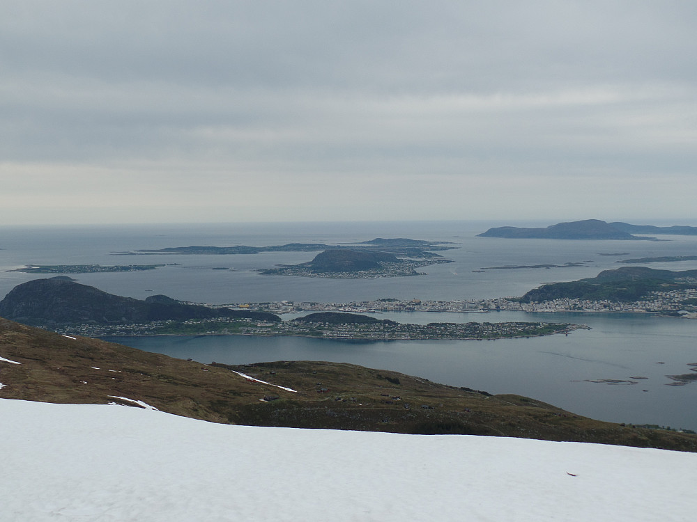 Ålesund. Valderøya bildersenter. Sukkertoppen venstre bildekant, Aksla høyre. Giske bak/over Sukkertoppen