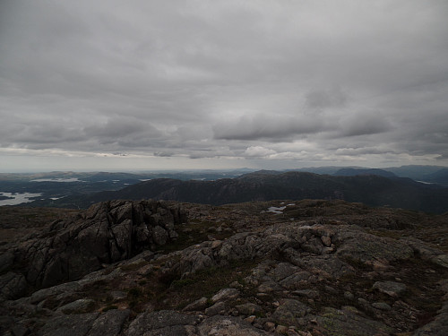 Utsikt mot vest, bl.a. Siggjo på Bømlo(ca midten)