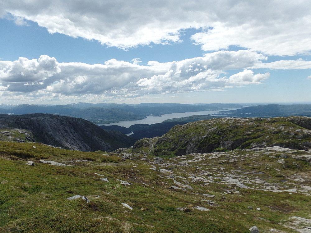 Utsikt mot sørvest, bl.a Osterfjorden