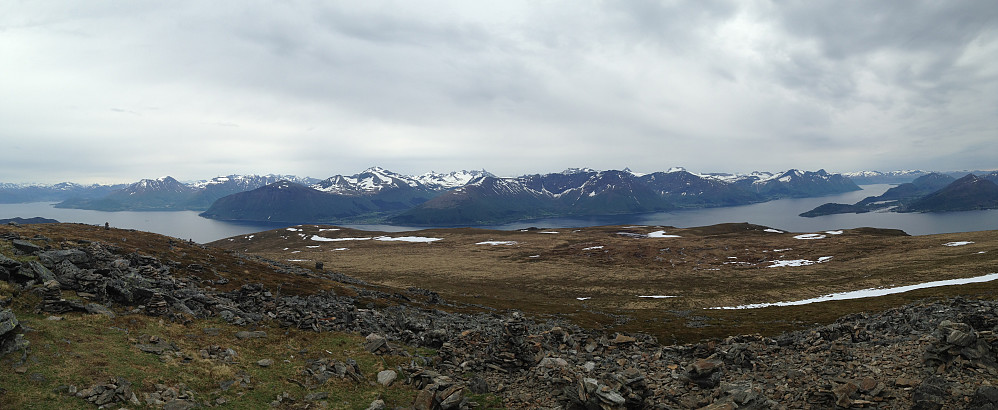 Panorama fra Vardane mot øst og sør. Jønshornet til venstre for midten, Kolåstinden ca midt i bildet. Hjørungavåg høyre.