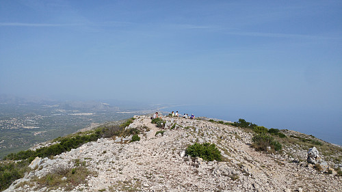Nordøstover toppmassivet. Denia(og kanskje Valencia et sted i "dimman") skimtes