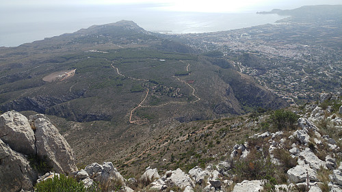 Litt av Javea til høyre. Parkeringsplassen og Parc Natural del Montgo venstre.