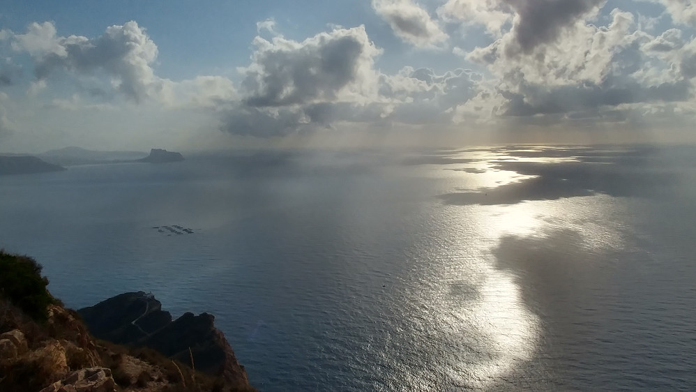 Morgenlys over Middelhavet. Penon d'Ifach venstre horisont