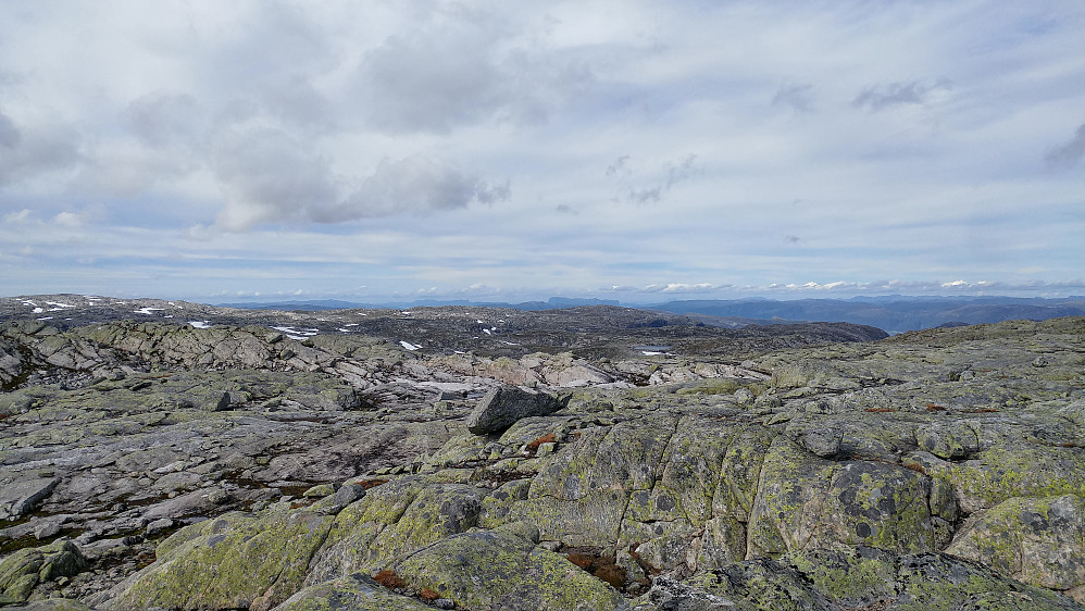 Utsyn mot nordvest, bl.a. Brossviksåta(ve.) og Lifjell(sentralt)