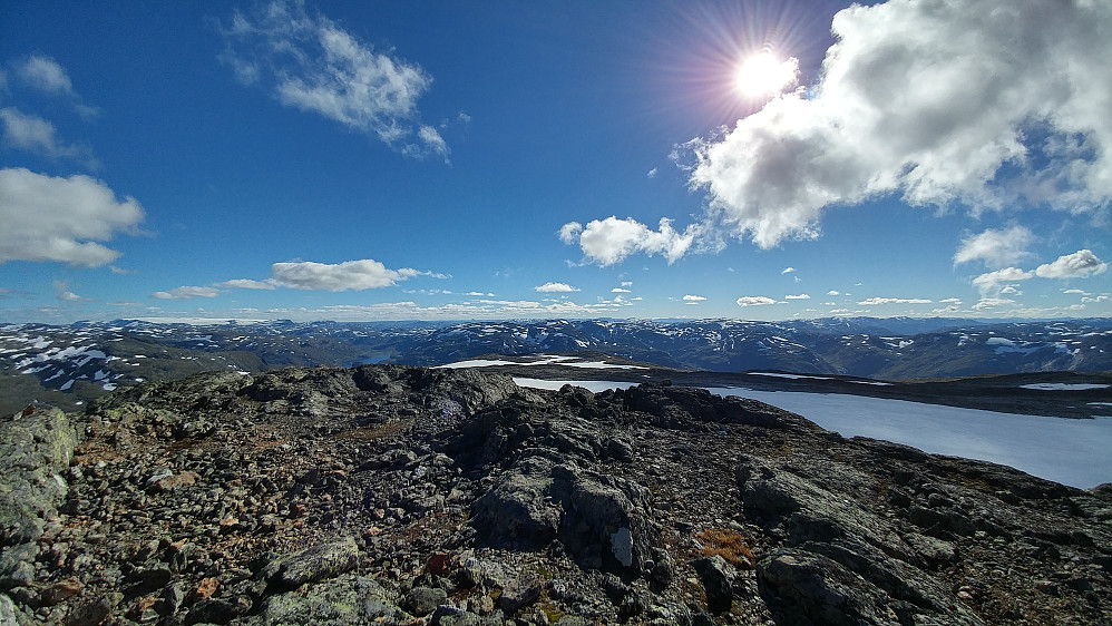 Panorama mot SØ/S, bl.a Hårteigen, flankert av Hardangerjøkulen og Folgefonna mm