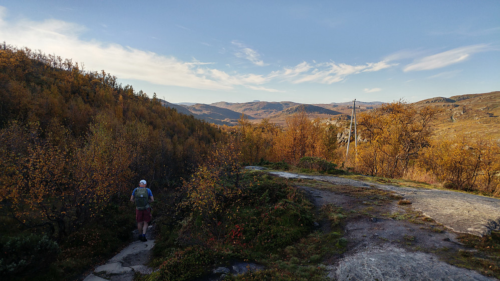 Et par km fra start, første glimt av Hårteigen; LAAANGT...