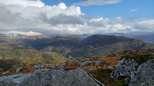 Utsikt fra toppen mot nordøst. Gråsida høyre bildehalvdel