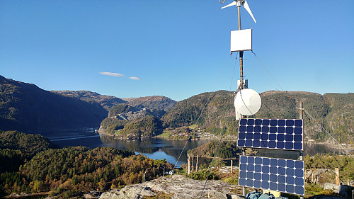 Meteorologisk(?) installasjon på Nordtoppen Hokøy. Husafjellet i bakgrunnen