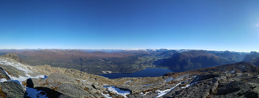 Panorama nord=>øst=>sør. Ryssdalshornet N venstre billedkant, Skjorta høyre billedkant. Breimsvatnet sentralt.