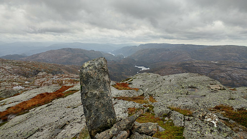 Toppmarkering Tverrvassfjellet. Litt av Osterfjorden skimtes i det fjerne. Det "skamklipte" Husafjellet ca midt i bildet