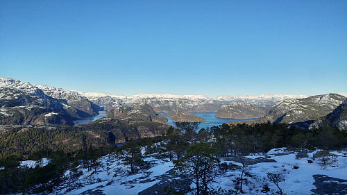 Utsikt N/NØ; Padøy og Hokøy midt/venstre, Verafjellet og Raunelifjellet til høyre