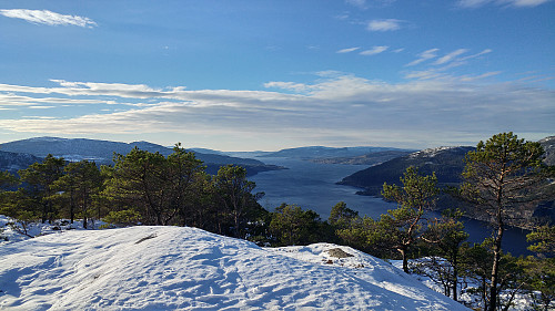 Utsikt sørvestover Osterfjorden. Leknes(som jeg husker fra minnerik båttur 1 mnd tidligere) sentralt i bildet