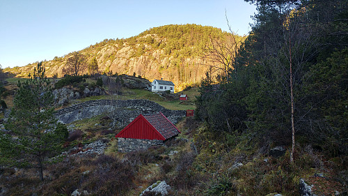 Drangsøyni. Gikk opp skaret som ligger skjult til høyre bak lys/skygge-overgangen