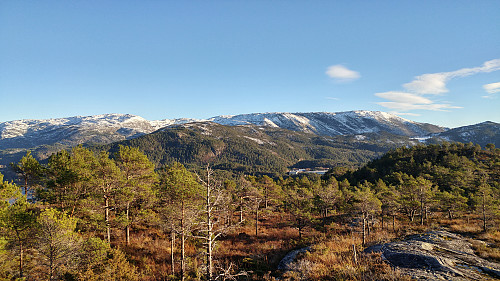 Utsikt mot øst. Sørkletten i forgrunnen, Kvamsfjellet bak venstre og Høgafjellet bak høyre