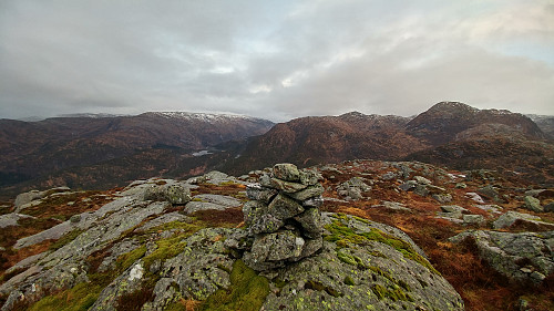 Utsiktsvarden 200 m vest for toppen(som jeg feilaktig trodde var toppen 4. desember..). Blåfjellet(m/snø) venstre, Instebotnsknolten høyre.