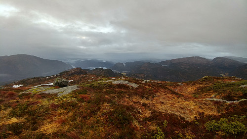 "Utsikt" mot sør. Almeskilet bildesentrum. Gråsida og Steinhusfjellet høyre