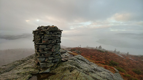 Melshovden. Austfjorden i tåkedis 