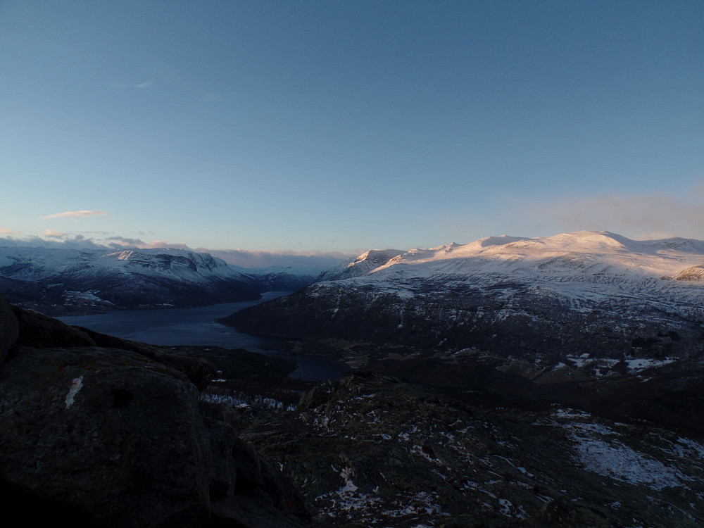 Utsikt mot vest. Fra venstre Bergsfjellet og Vangsmjøse, videre Skutshødn(senter) og Vennisfjellet