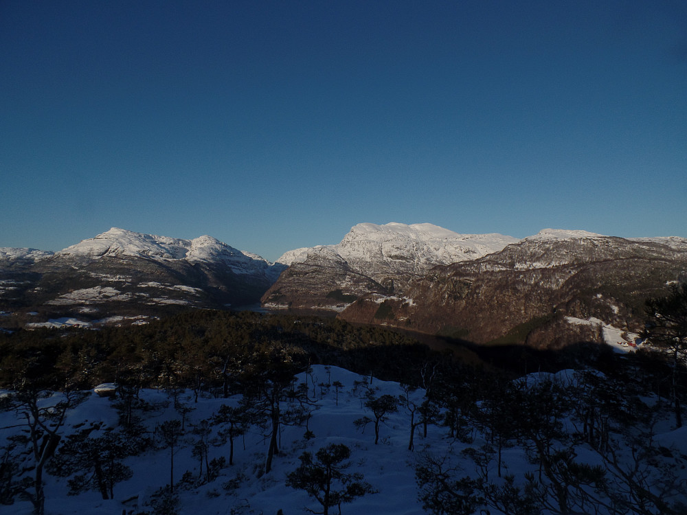 Bra utsikt mot nord like nord for toppen av Russåsen; Ottanosi venstre, Gjønakvitingen m/Gavlen høyre